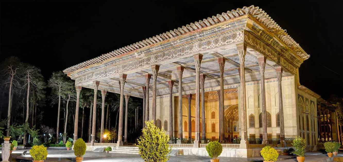 کاخ چهلستون اصفهان کجاست؟